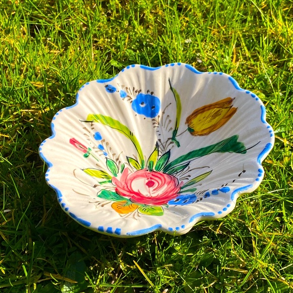 Vintage Italian Renaissance Revival Hand Painted Pottery Scalloped Catch-All - Picture 3 of 4